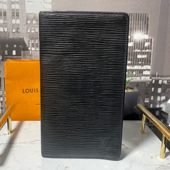 SOLDAuthentic Louis Vuitton Epi Checkbook Holder - Picture 5 of 14